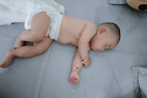 潮州宝宝胳膊上起红疙瘩